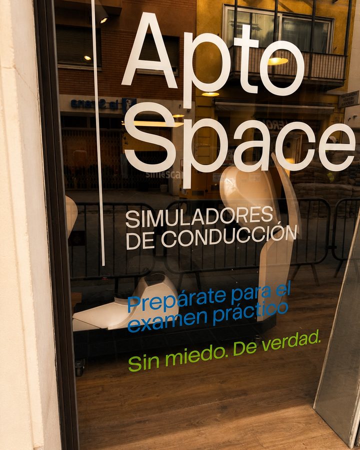 Escaparate de AptoSpace en Sant Gervasi con el lema «Prepárate para el examen práctico. Sin miedo. De verdad.»