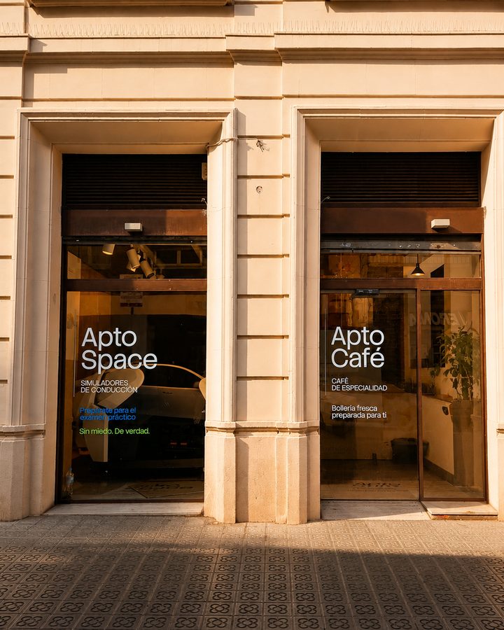 Fachada de AptoSpace y Apto Café en Carrer de Teodora Lamadrid 2, Barcelona