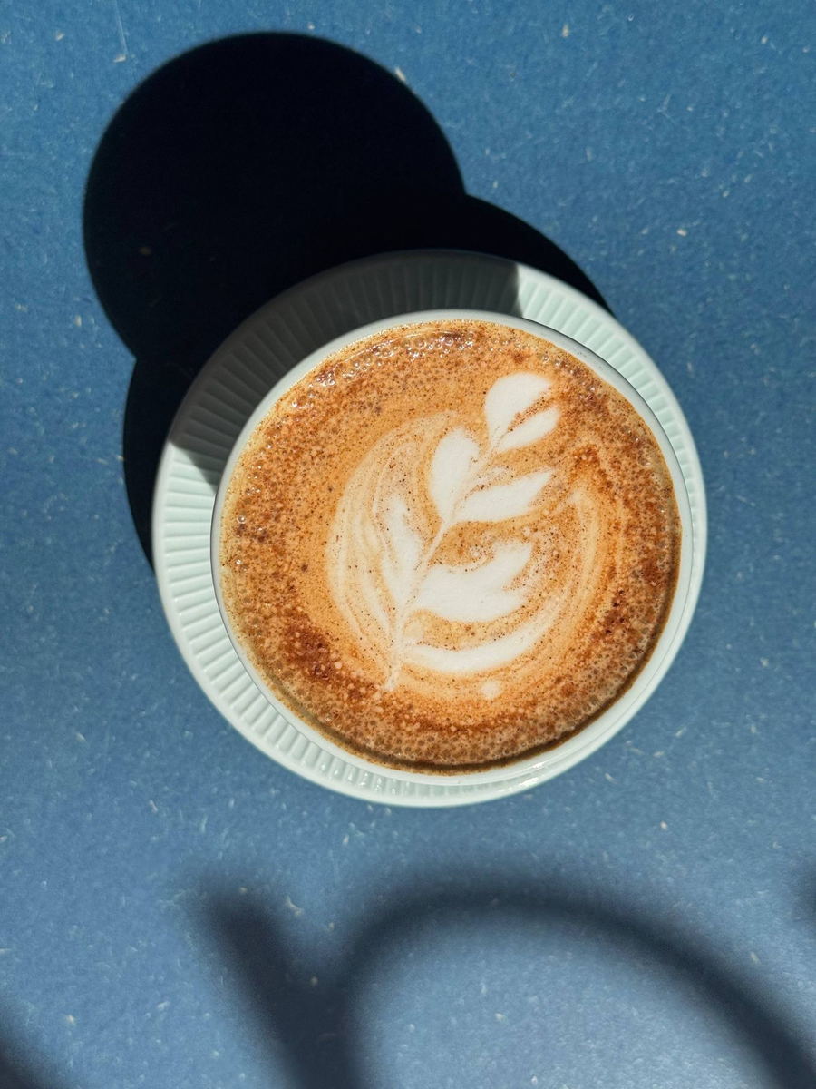 Café con arte latte servido en AptoCafé, Sant Gervasi